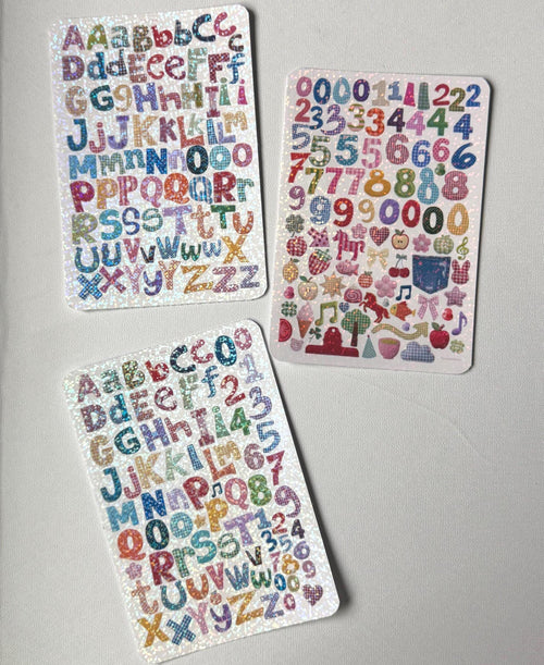 Feuille d'autocollants « Alphabet + Chiffres » en style collage de chutes de tissu/papier