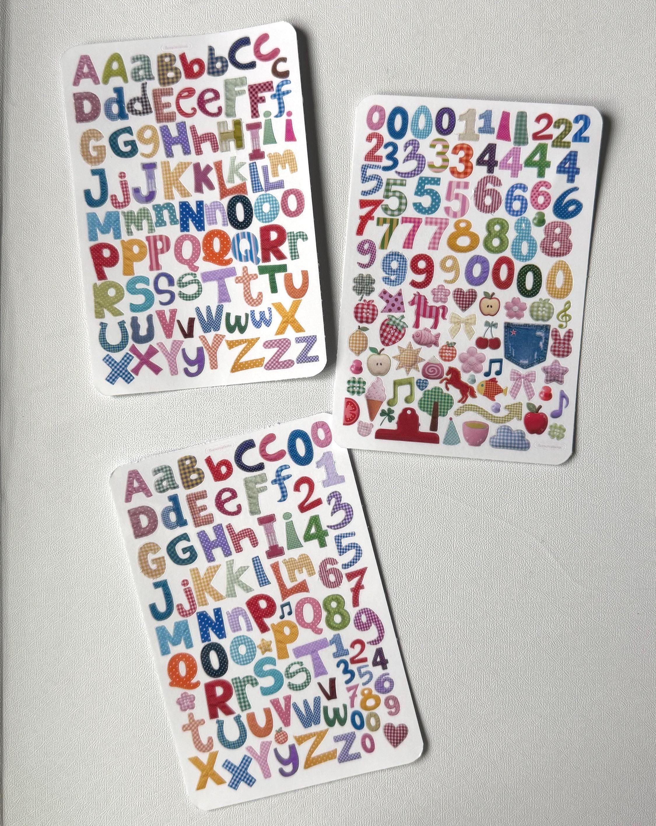Feuille d'autocollants « Alphabet + Chiffres » en style collage de chutes de tissu/papier