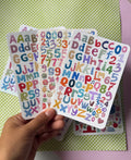 Feuille d'autocollants « Alphabet + Chiffres » en style collage de chutes de tissu/papier