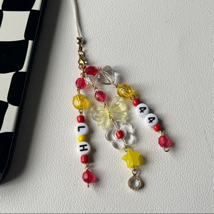 Breloque artisanale perlée inspirée des pilotes de F1